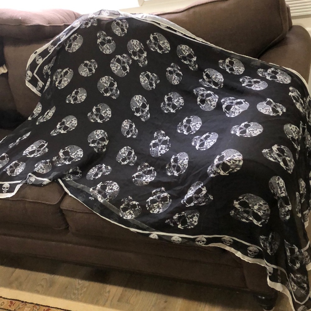 Scarf - Picture 1 of 2
